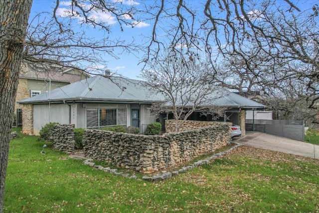 view of front of house with concrete driveway and a front lawn