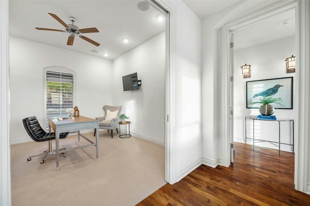 office area with ceiling fan, dark wood-style flooring, recessed lighting, and baseboards