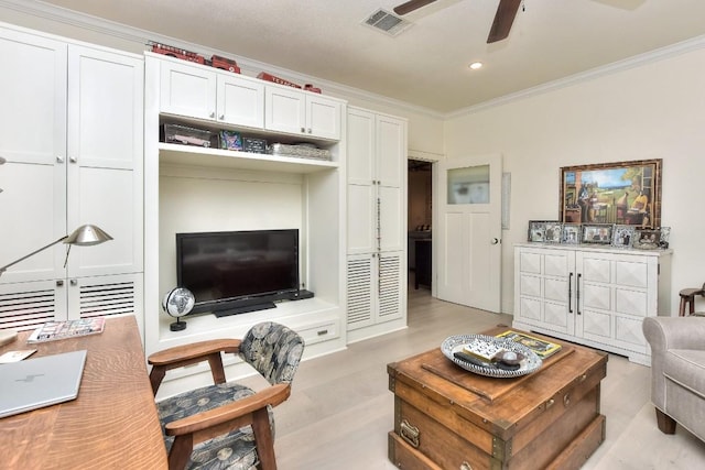 living room with recessed lighting, visible vents, light wood-style floors, a ceiling fan, and ornamental molding