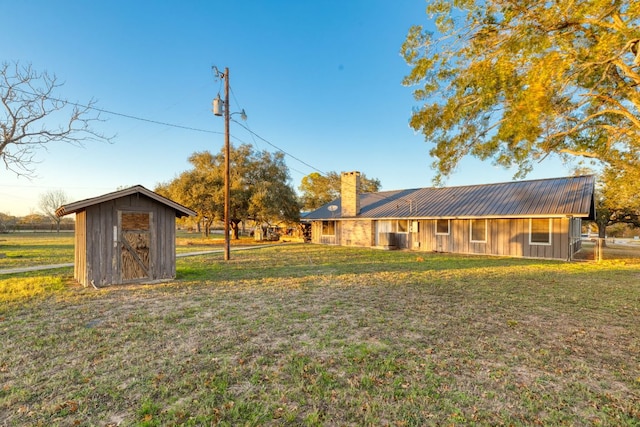 view of yard featuring a storage unit and an outdoor structure