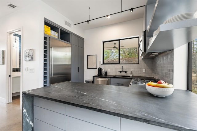 kitchen featuring visible vents, appliances with stainless steel finishes, decorative backsplash, and a sink