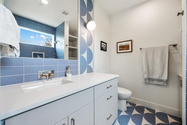 full bathroom featuring visible vents, toilet, vanity, and baseboards