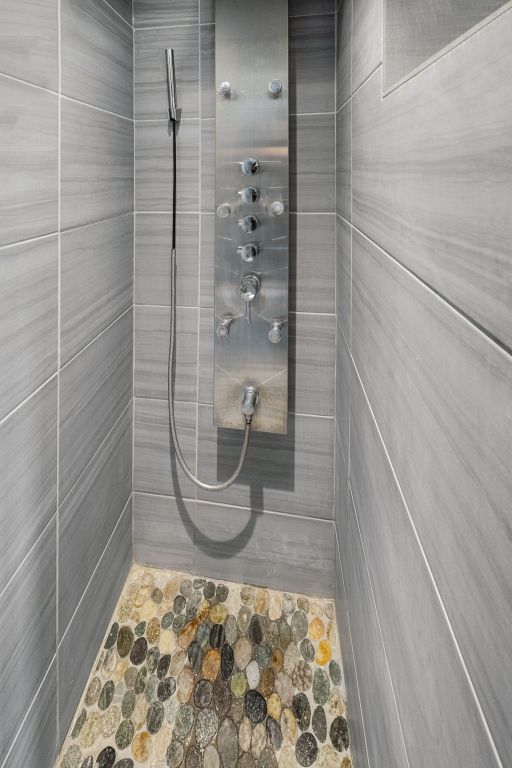 room details featuring a tile shower