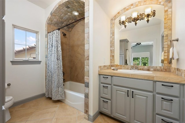 full bathroom featuring shower / bathtub combination with curtain, baseboards, vanity, and toilet