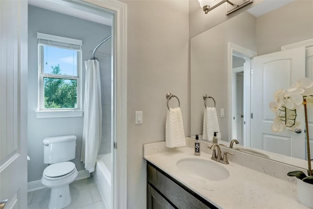 full bathroom with baseboards, toilet, tile patterned flooring, shower / bath combo with shower curtain, and vanity