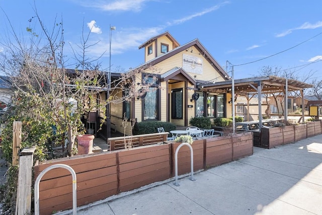 view of front of house featuring a fenced front yard