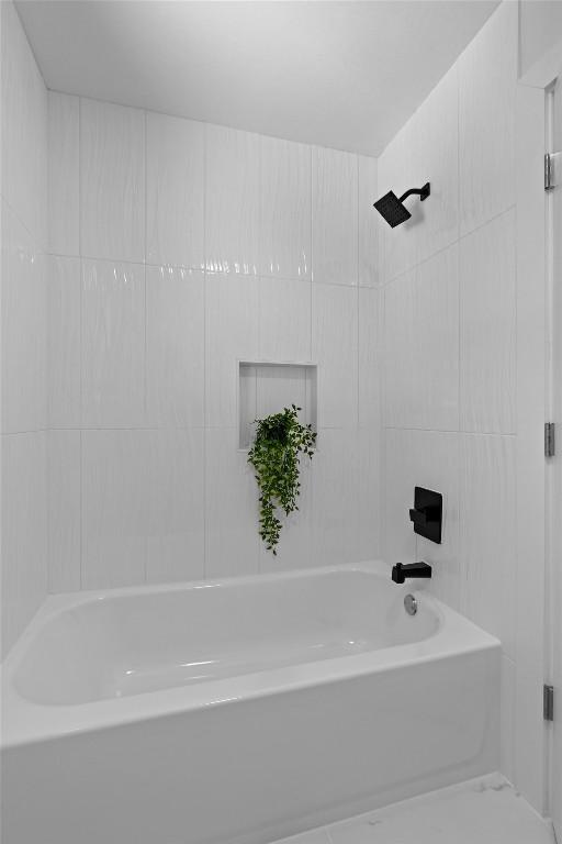 10505 Parkfield Dr, Austin, TX 78758 - full bath with shower / tub combination