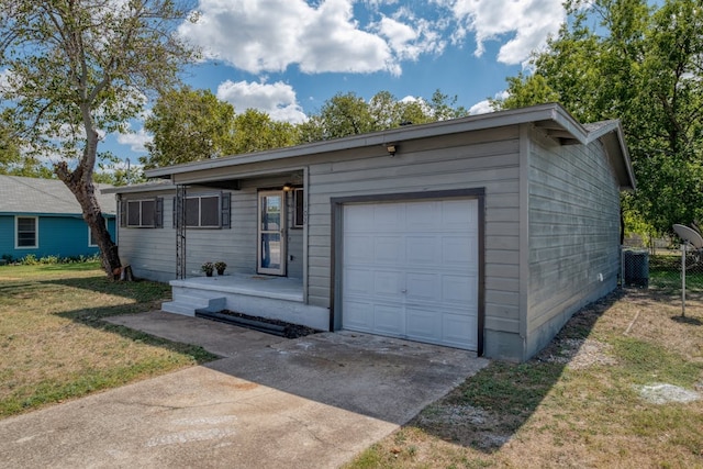 view of front facade featuring a front yard, driveway, and an attached garage