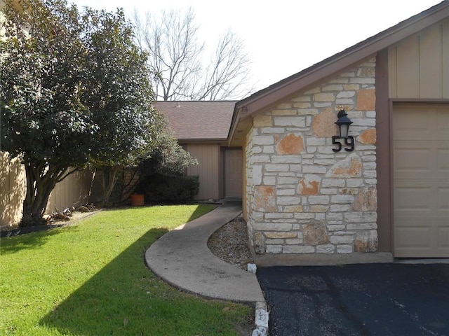 view of yard with a garage