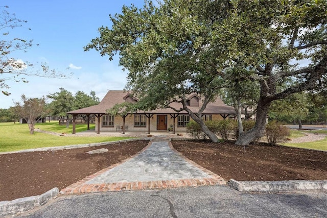 view of front facade featuring driveway and a front lawn