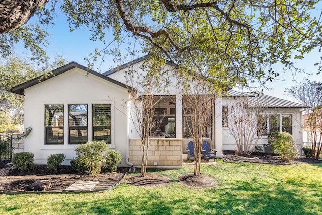 view of front of property featuring a front lawn