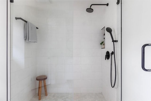 bathroom featuring tiled shower