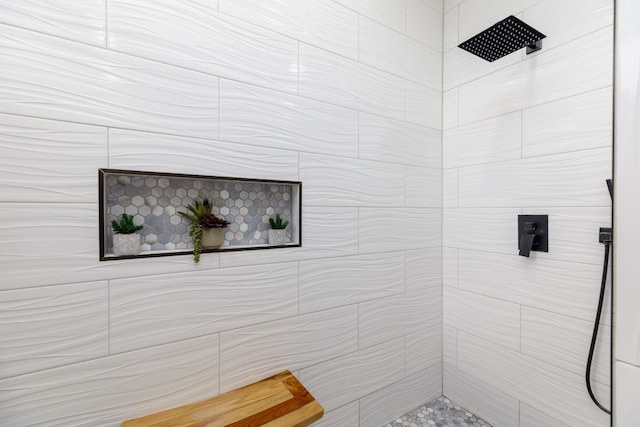 full bath featuring tiled shower