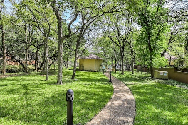 view of property's community featuring a lawn