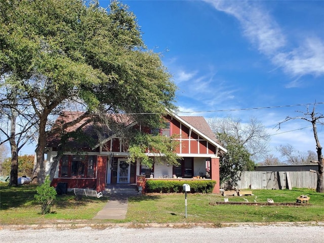 view of front of home featuring fence and a front yard