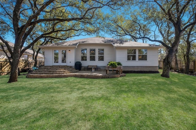 view of front facade with a front yard and fence