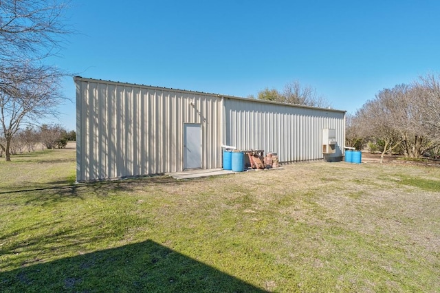 view of pole building featuring a yard