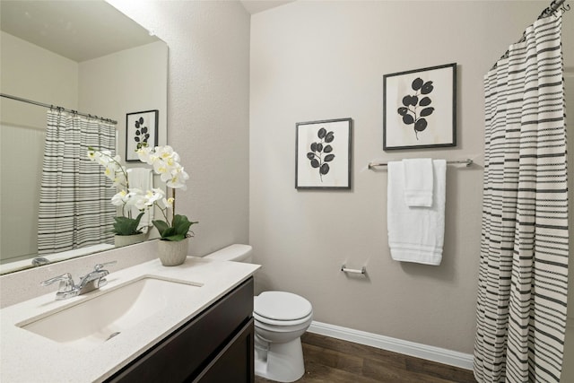 full bathroom featuring toilet, a shower with shower curtain, wood finished floors, vanity, and baseboards