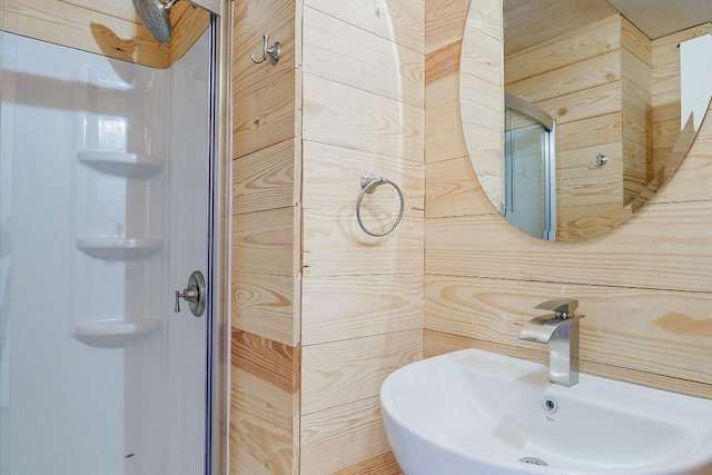 7875 W Fitzhugh Rd, Dripping Springs, TX 78620 - bathroom featuring a sink and a shower