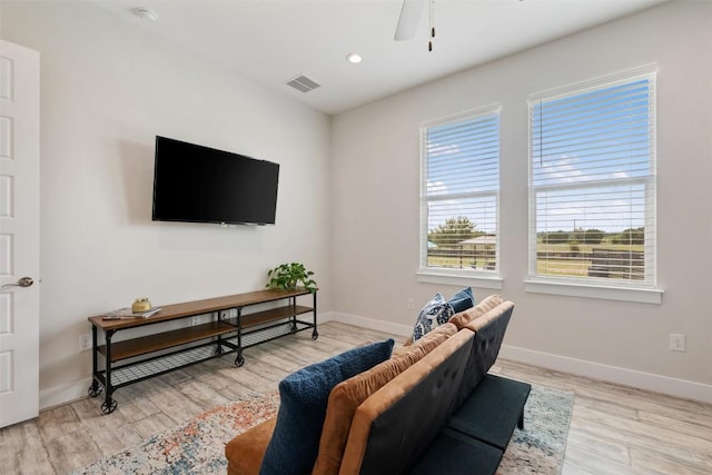 living area featuring light wood finished floors, baseboards, visible vents, and recessed lighting