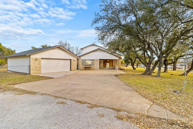 view of front of home featuring a front lawn, an outdoor structure, and fence