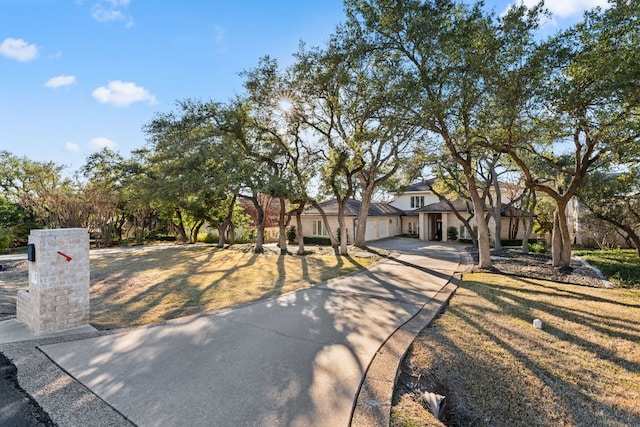 view of front facade with concrete driveway