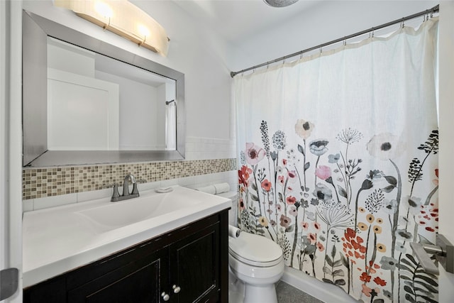 full bathroom featuring toilet, a shower with shower curtain, vanity, and tile walls