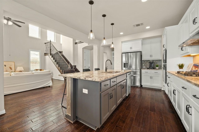 5305 Cardinal Flower Cv, Spicewood, TX 78669 - kitchen featuring a sink, gray cabinets, appliances with stainless steel finishes, arched walkways, and a ceiling fan
