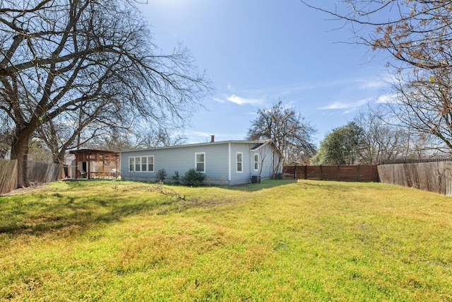 view of yard featuring a fenced backyard