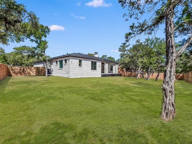 view of yard featuring a fenced backyard