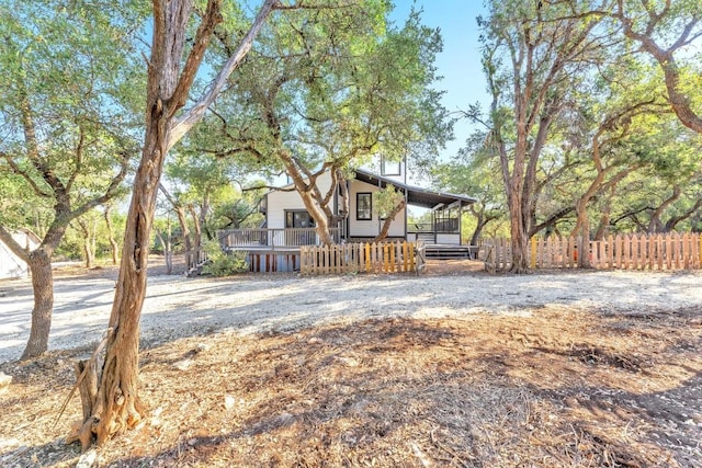 view of front of property featuring covered porch and fence