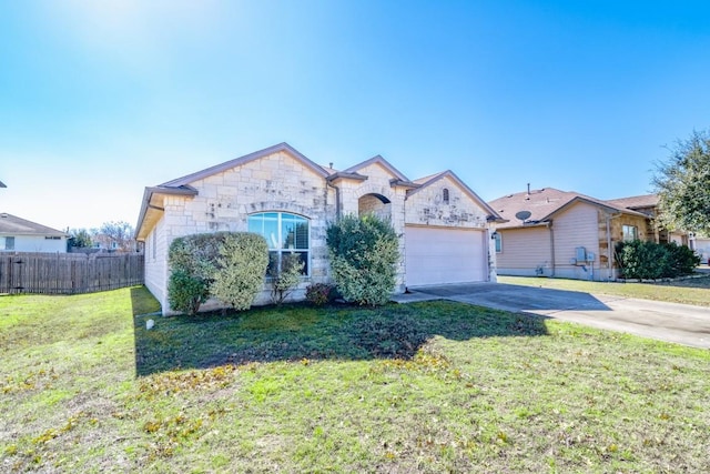 view of front facade with a front lawn, an attached garage, fence, and driveway