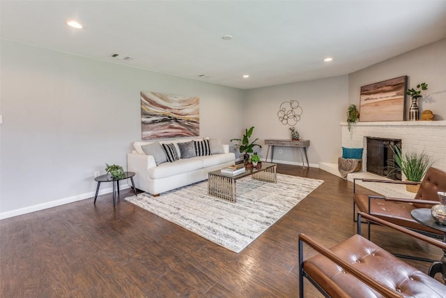 living room featuring recessed lighting, wood finished floors, visible vents, and baseboards