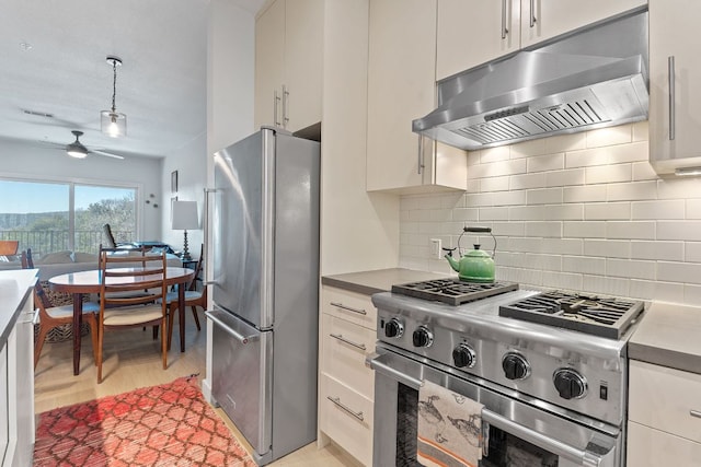1741 Spyglass Dr Unit 1-232, Austin, TX 78746 - kitchen with stainless steel appliances, range hood, light wood finished floors, backsplash, and a ceiling fan