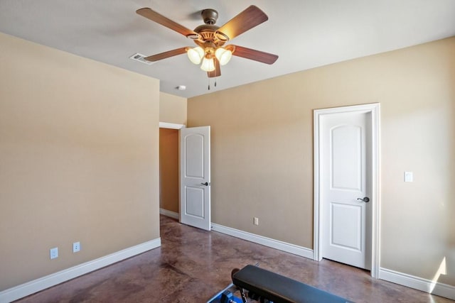 exercise area featuring visible vents, ceiling fan, and baseboards