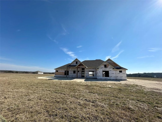 view of front of property featuring a front yard