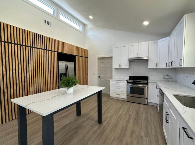 kitchen with stainless steel appliances, visible vents, backsplash, a sink, and under cabinet range hood