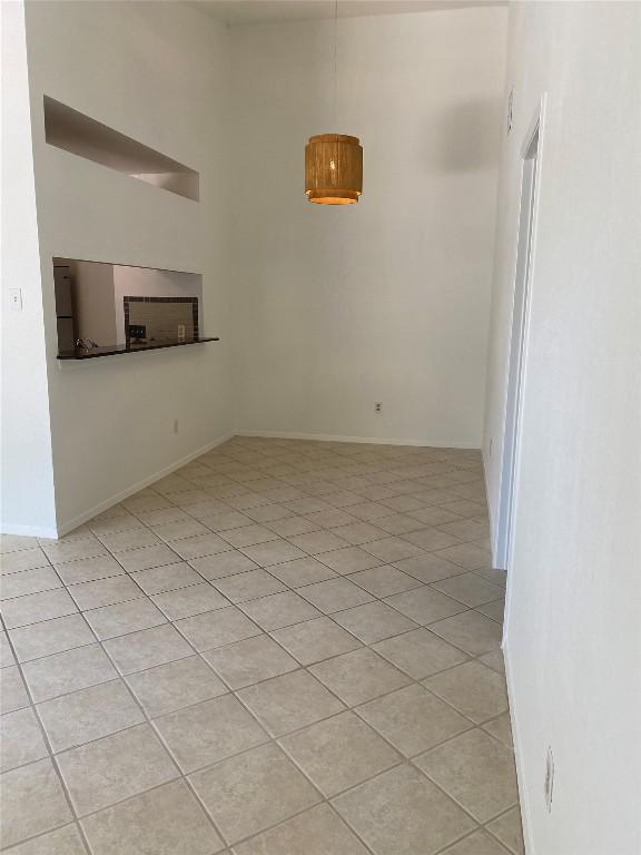 unfurnished room featuring light tile patterned flooring