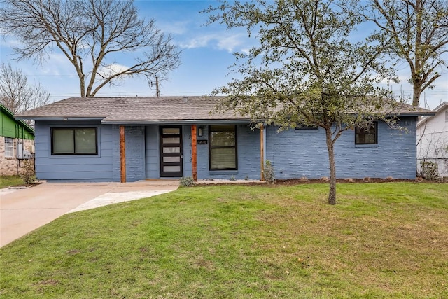 view of front of home featuring covered porch, roof with shingles, and a front yard