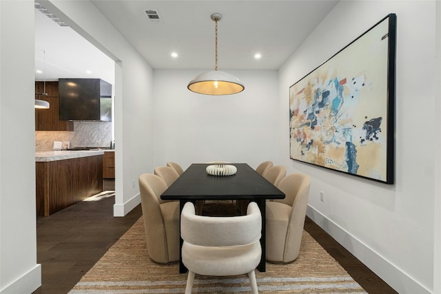 dining space featuring dark wood-type flooring, recessed lighting, visible vents, and baseboards