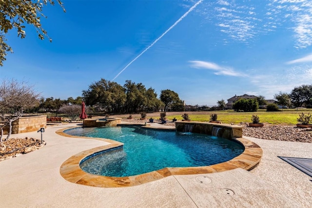 view of swimming pool featuring a pool with connected hot tub, a patio, and a lawn