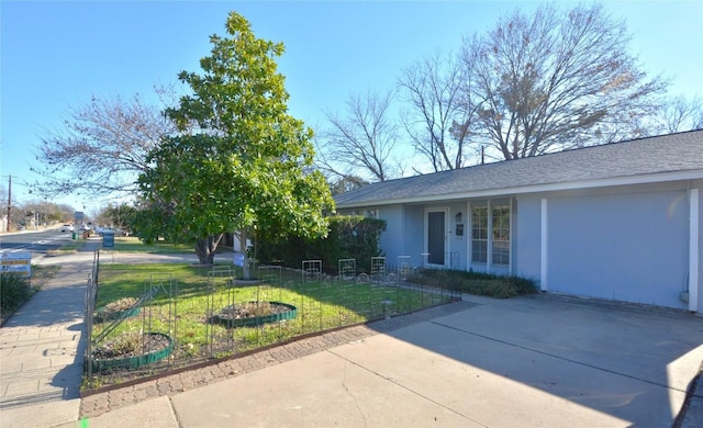 view of front of property with a front lawn, roof with shingles, and stucco siding