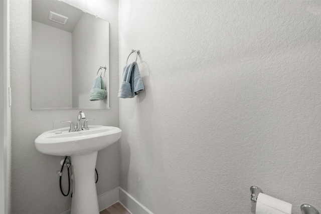 bathroom with visible vents and baseboards