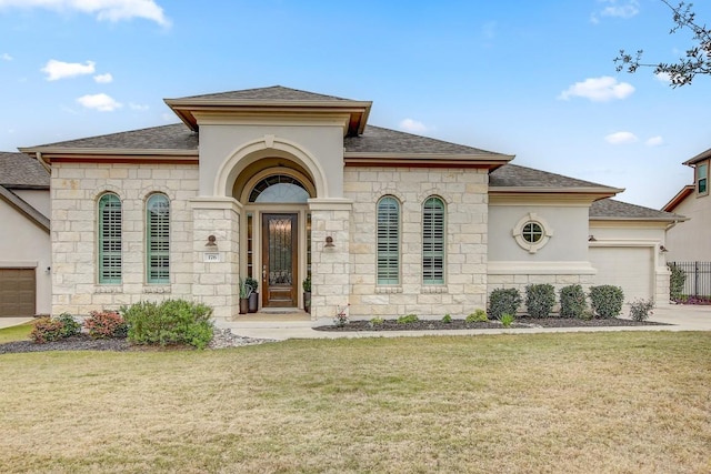 view of front of home featuring a garage, a front lawn, roof with shingles, and stucco siding