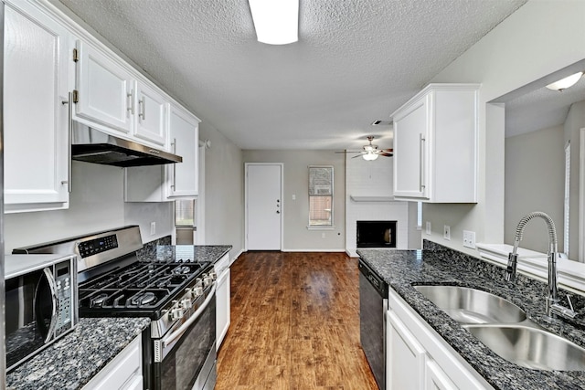 1807 Hollow Tree Blvd, Round Rock, TX 78681 - kitchen with appliances with stainless steel finishes, ceiling fan, white cabinetry, wood finished floors, and a textured ceiling