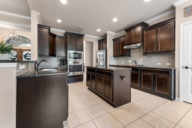430 Archstone Loop, Belton, TX 76513 - kitchen with stainless steel appliances, a sink, under cabinet range hood, dark stone counters, and crown molding