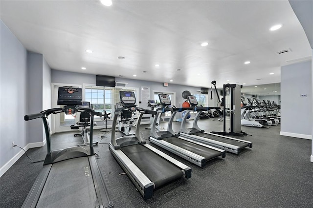 workout area featuring recessed lighting, visible vents, and baseboards