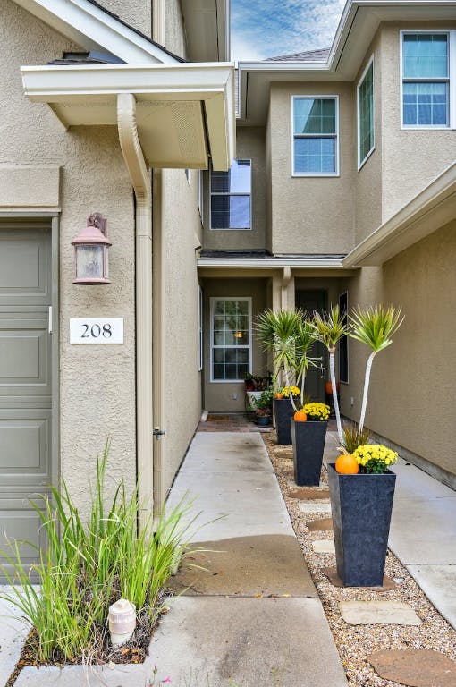 entrance to property with stucco siding