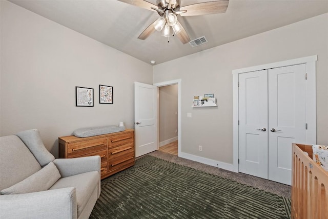 living area with baseboards, carpet flooring, visible vents, and a ceiling fan