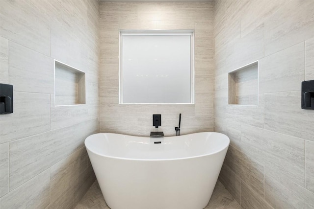 18200 Fair Ln, Jonestown, TX 78645 - full bath with tile walls and a soaking tub